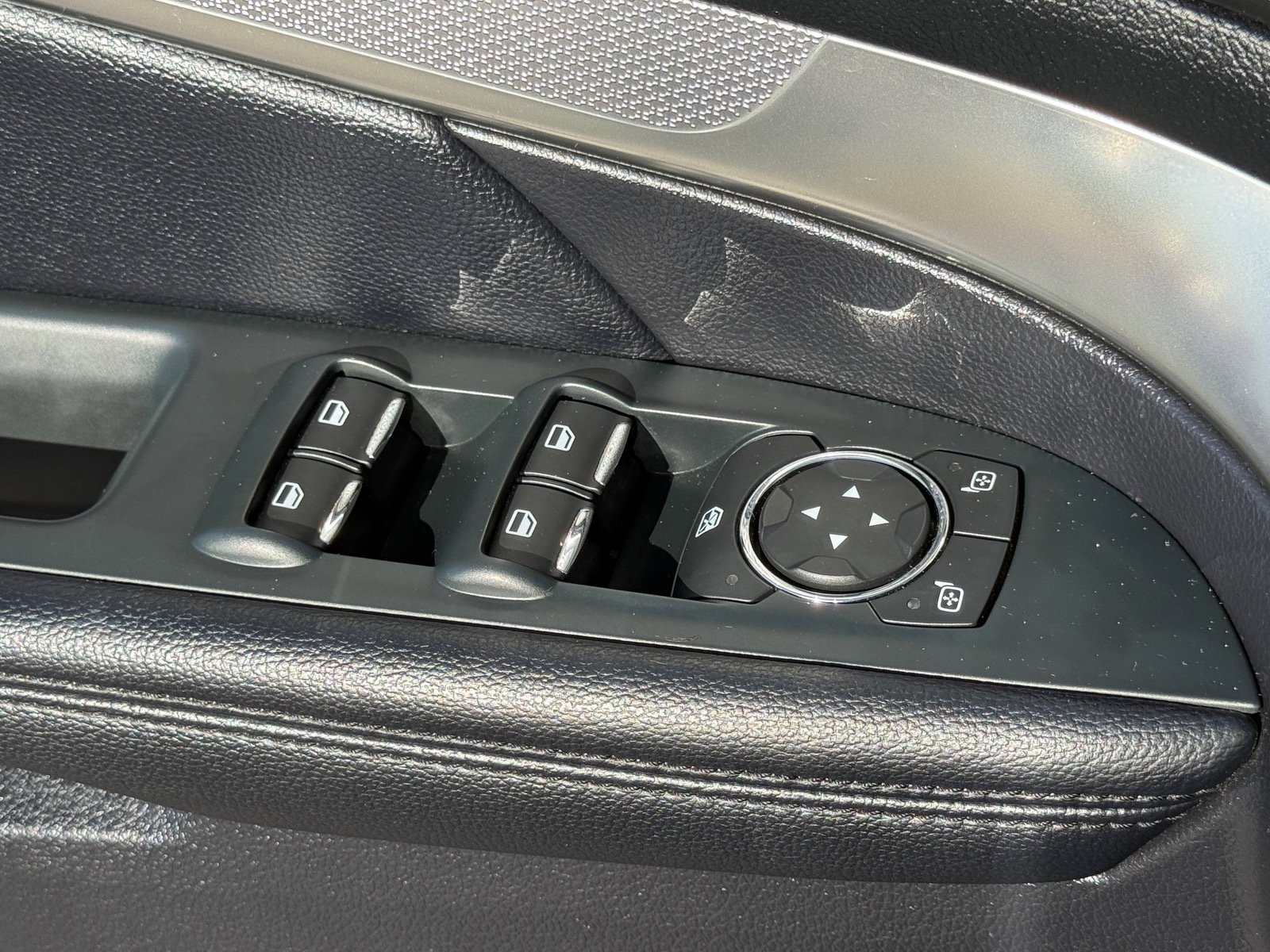 Used 2018 Ford Explorer XLT w/ Equipment Group 201A FWD image 22