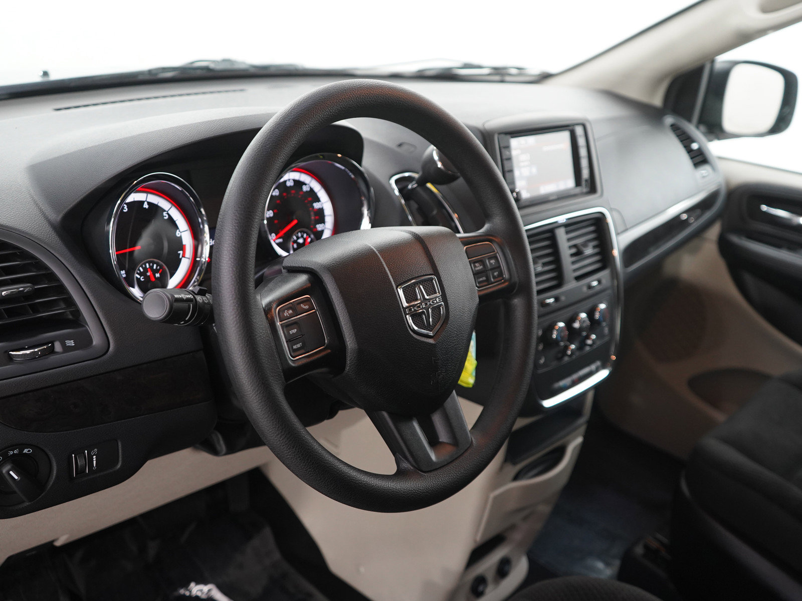 Used 2019 Dodge Grand Caravan SE w/ UConnect Hands-Free Group image 21