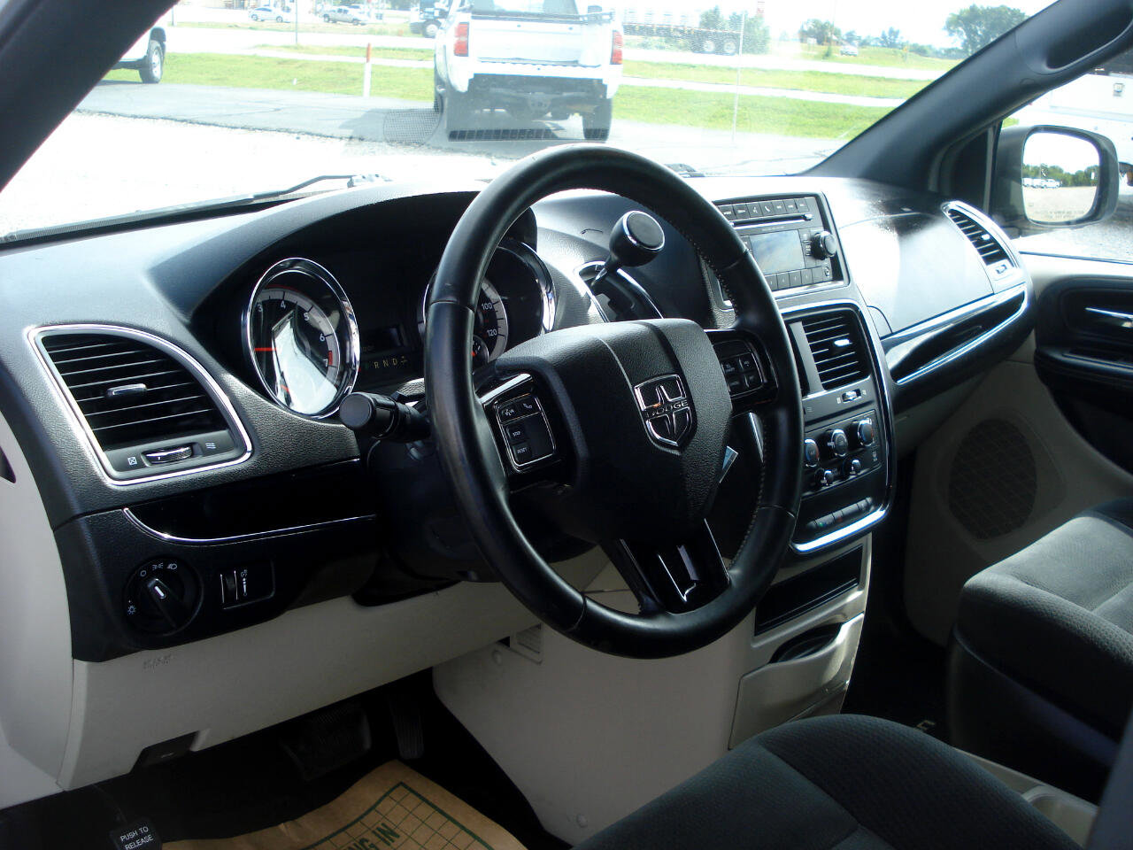 Used 2016 Dodge Grand Caravan SE image 17