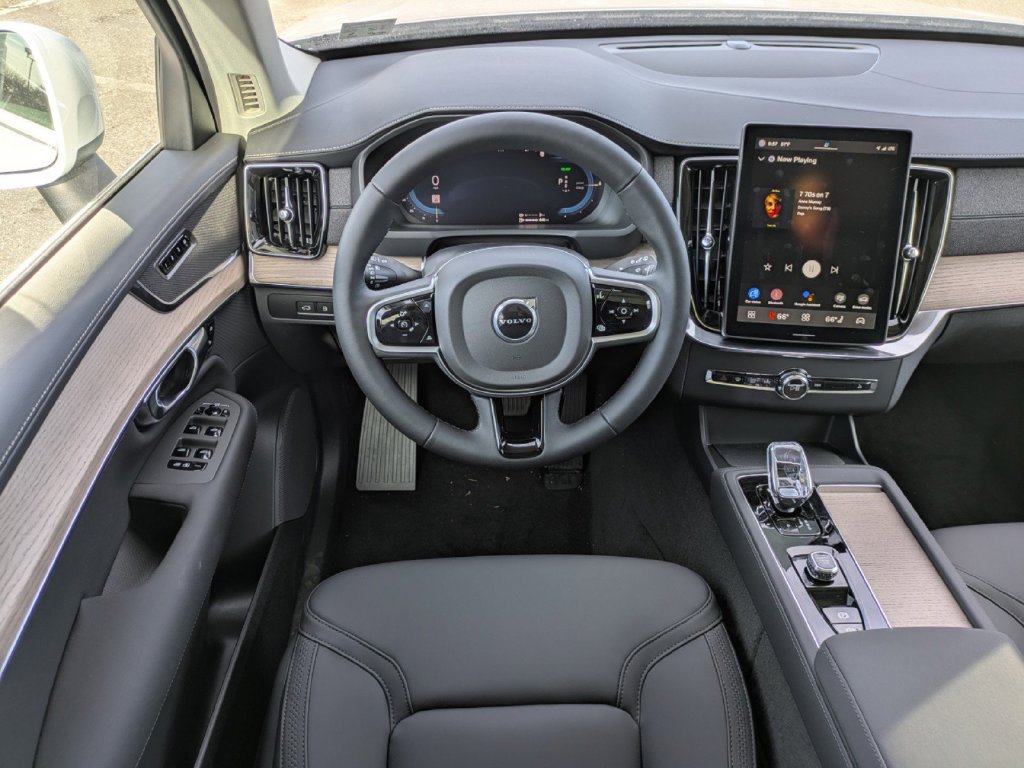New 2025 Volvo XC90 T8 Core w/ Climate Package AWD/4WD image 18
