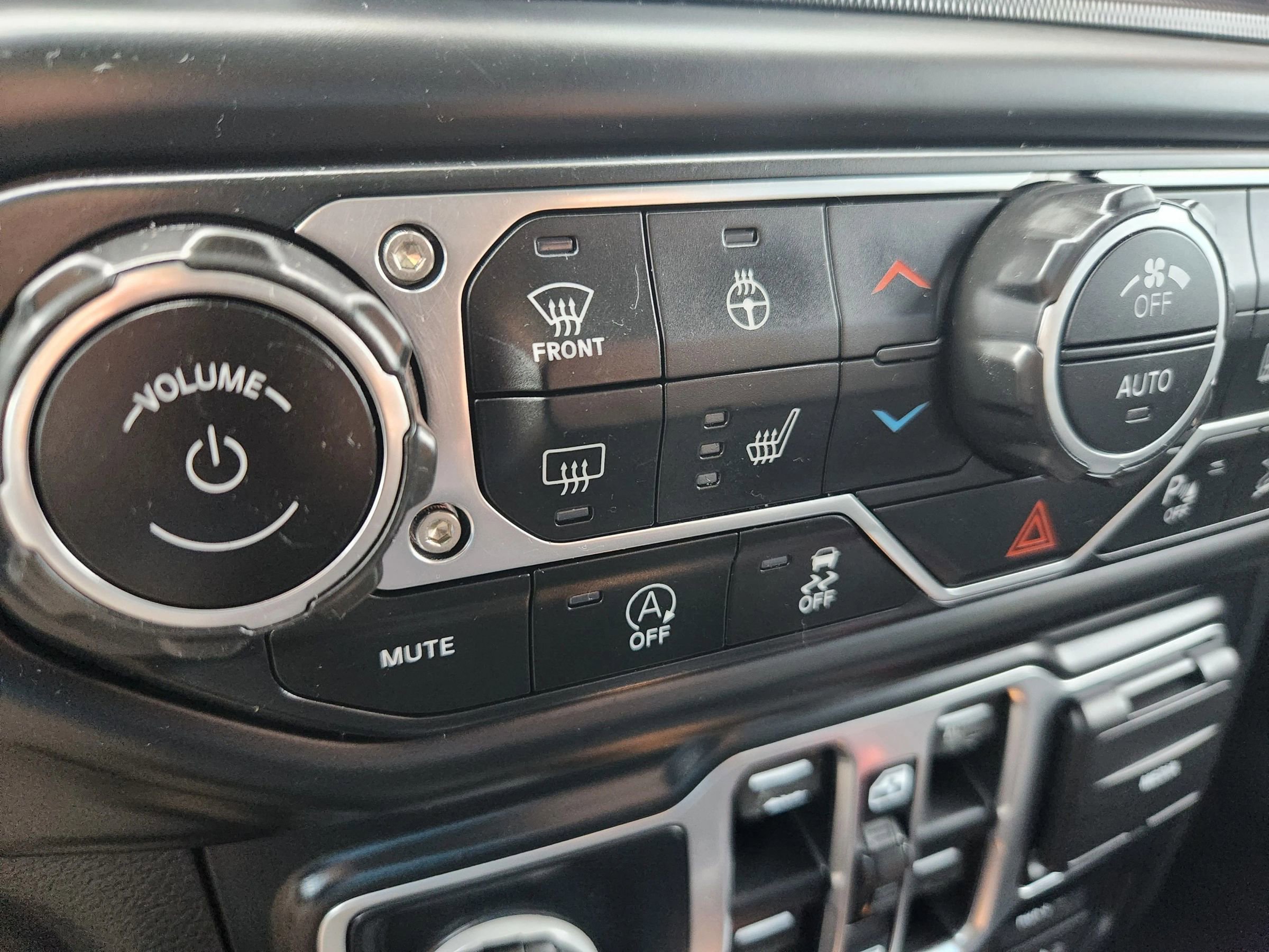 Used 2019 Jeep Wrangler Unlimited Sahara w/ Dual Top Group image 33