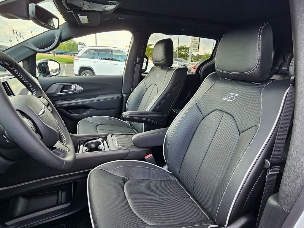 New 2026 Chrysler Pacifica Limited w/ Uconnect Theater Family Group image 9