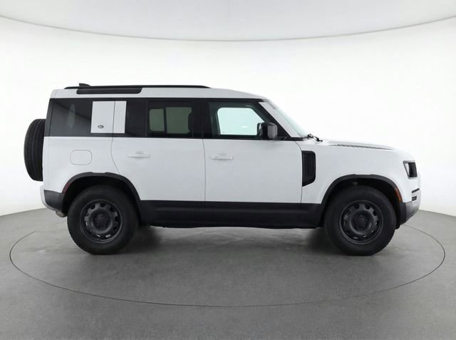 Used 2022 Land Rover Defender 110 image 32