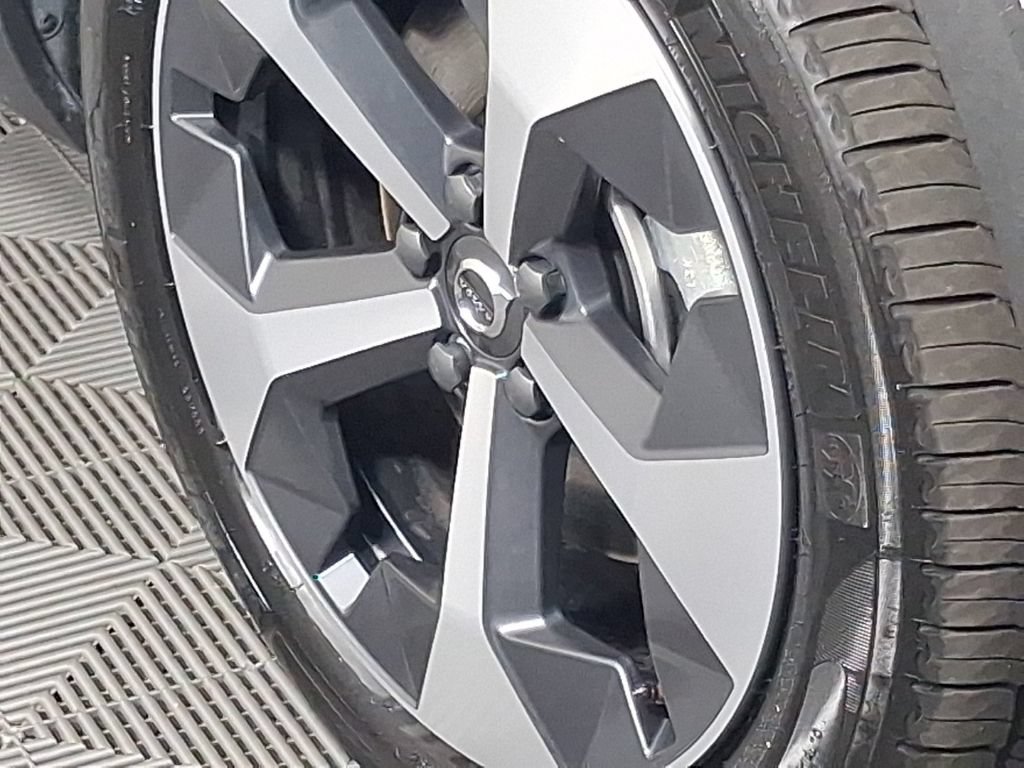 Certified 2026 Volvo XC40 B5 Plus AWD/4WD image 6