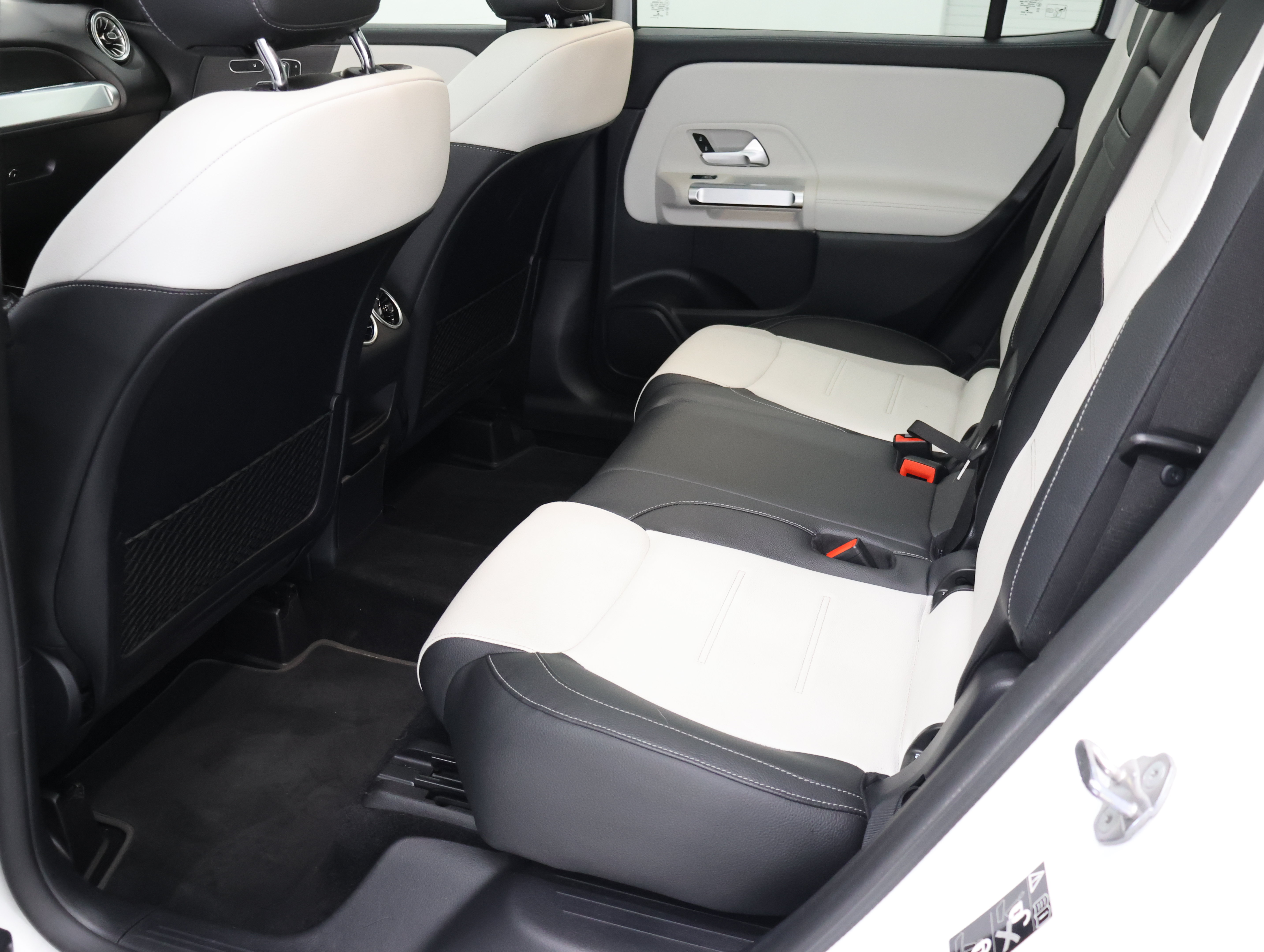 Used 2022 Mercedes-Benz GLB 35 AMG 4MATIC image 9
