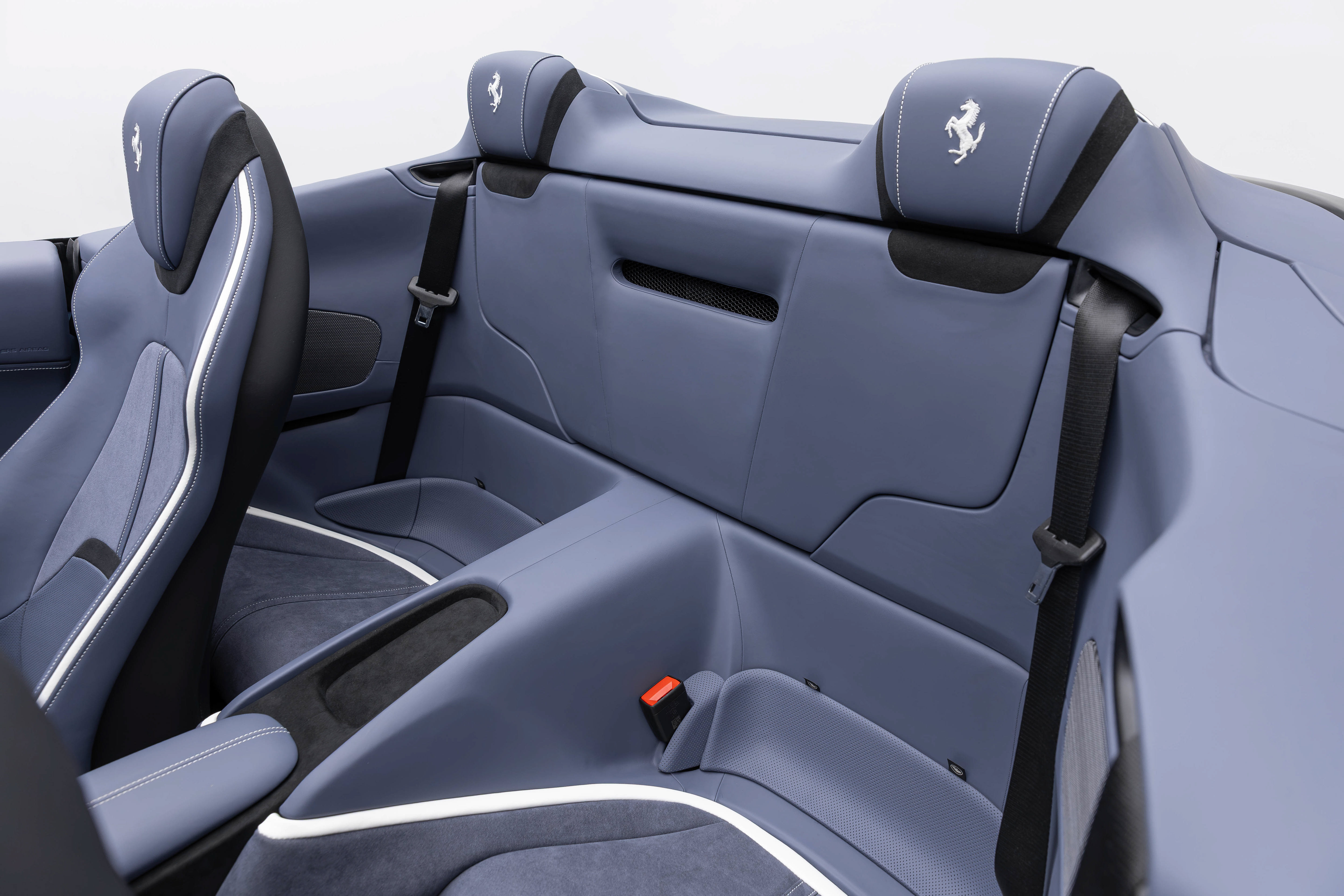 Certified 2025 Ferrari Roma Spider RWD image 33