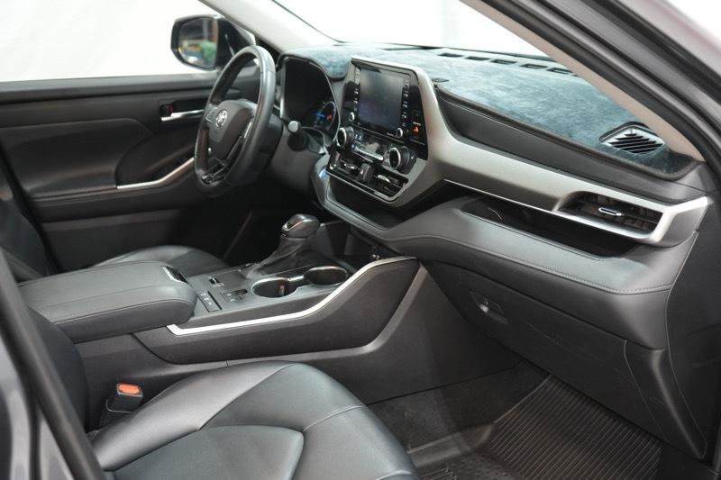 Used 2021 Toyota Highlander XLE AWD/4WD image 20