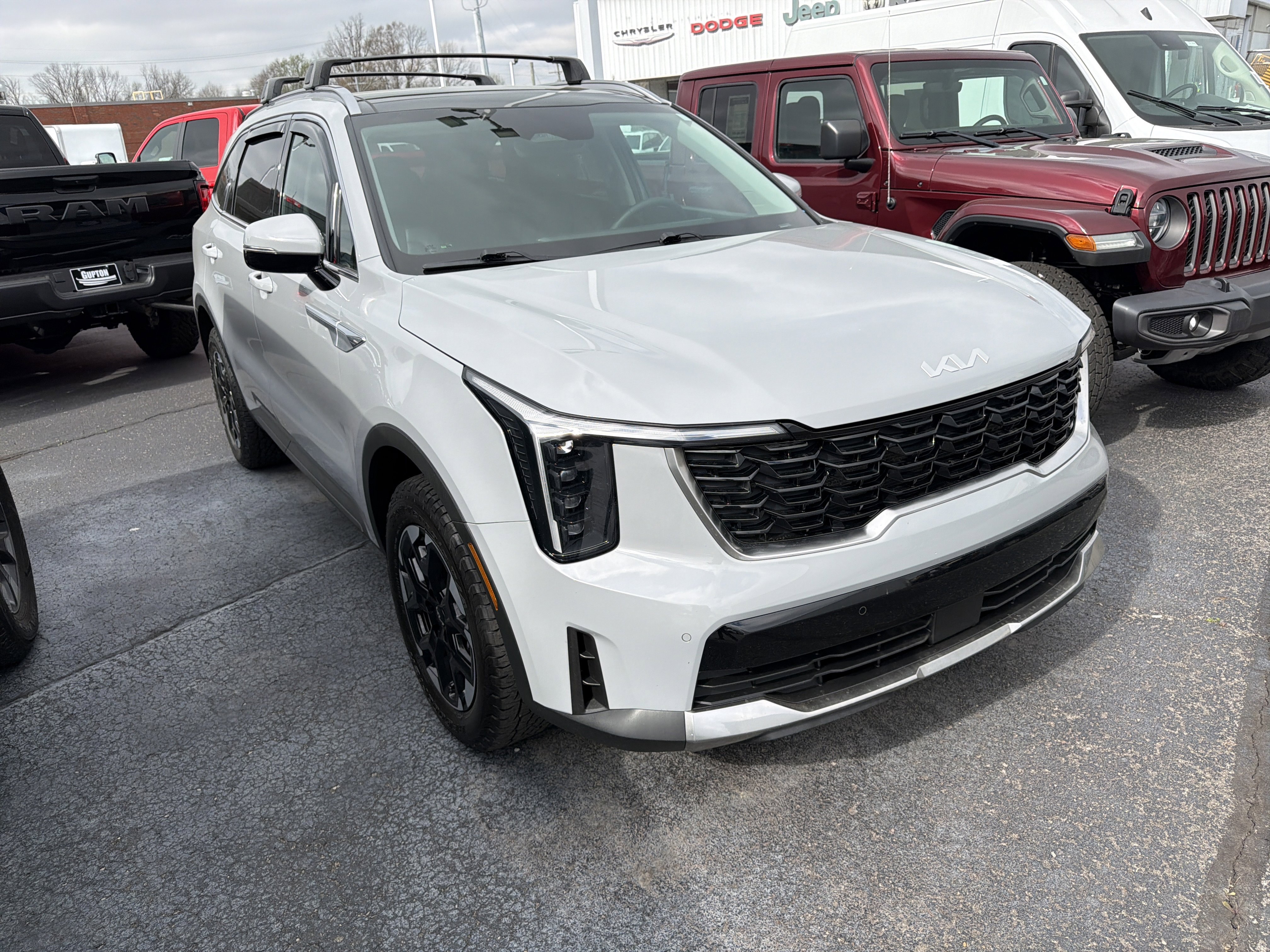 Used 2024 Kia Sorento S w/ Panoramic Sunroof Package image 4