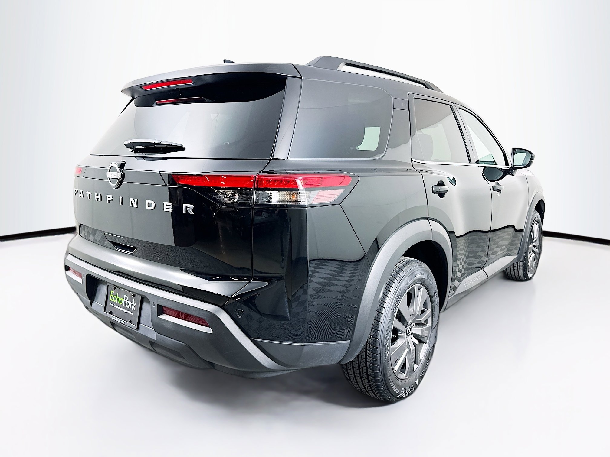 Used 2025 Nissan Pathfinder SV image 9