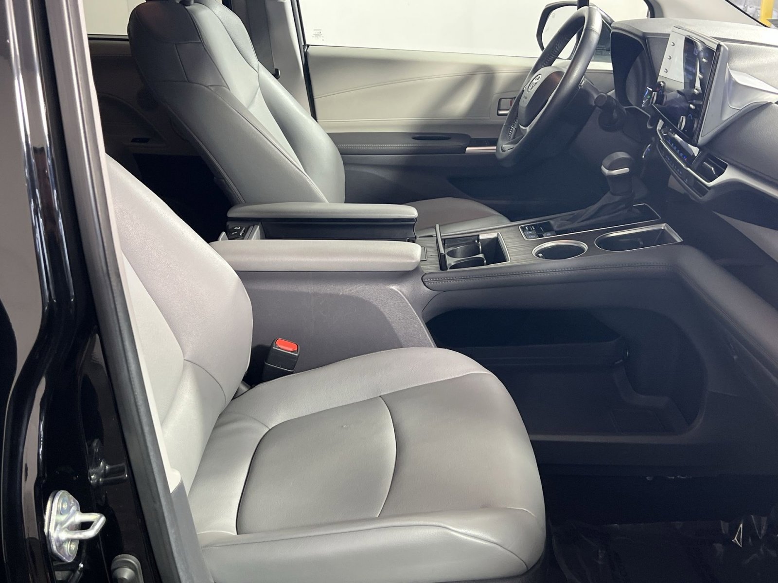 Used 2024 Toyota Sienna XLE image 29