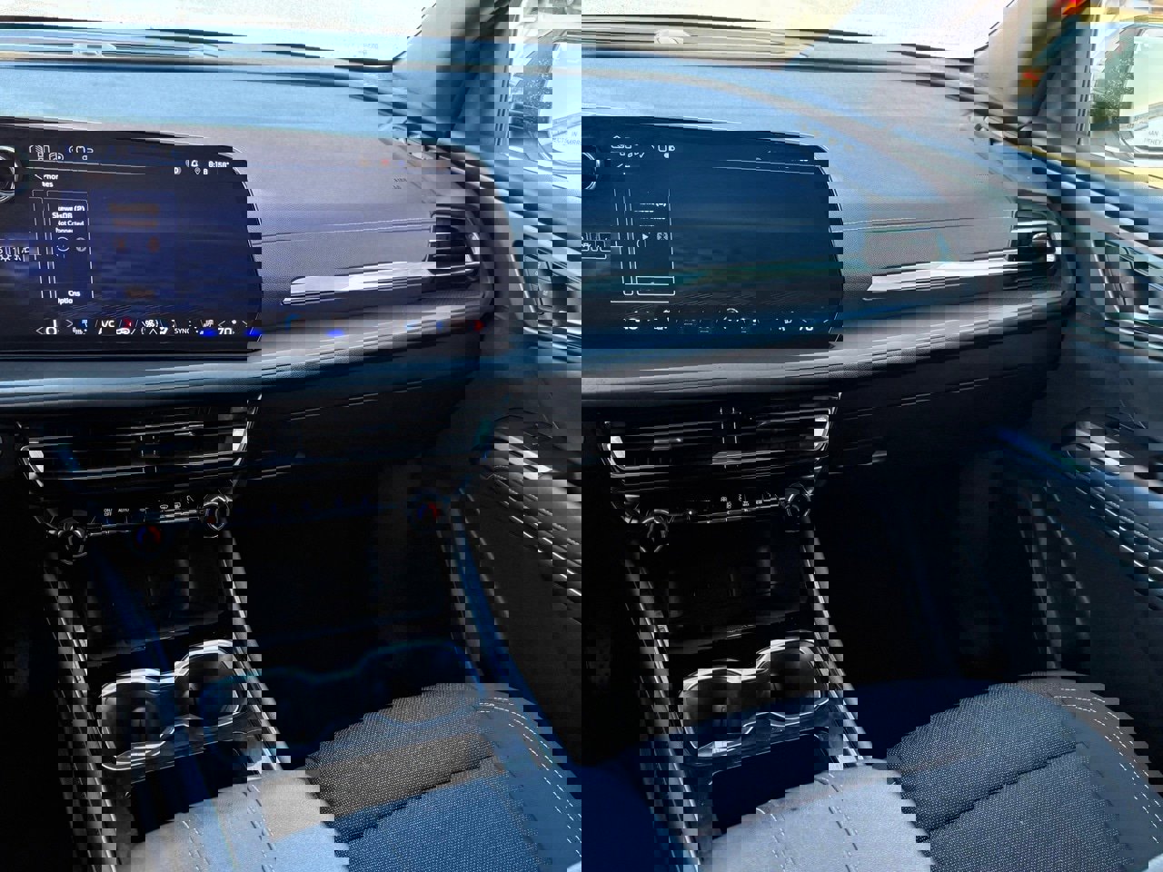 Used 2025 Chevrolet Traverse LT image 14