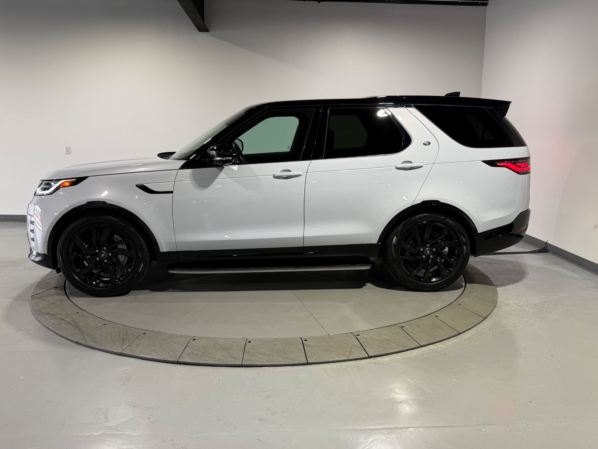 Used 2023 Land Rover Discovery S R-Dynamic AWD/4WD image 12
