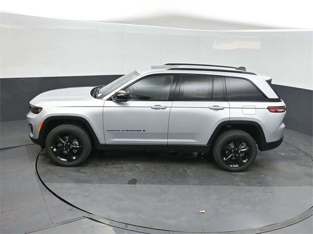 New 2025 Jeep Grand Cherokee Altitude image 32