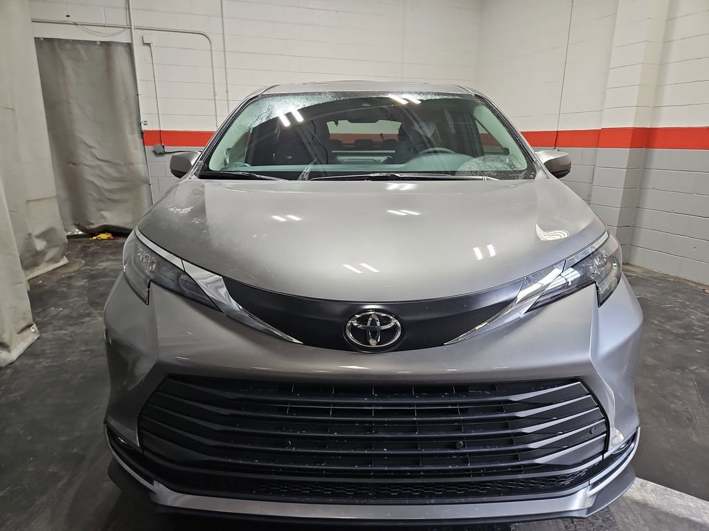 New 2026 Toyota Sienna XLE image 2