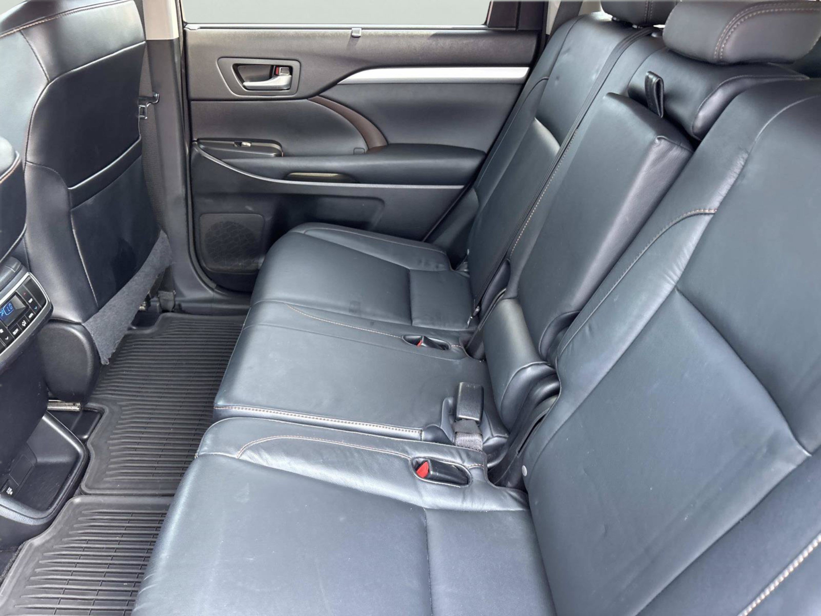 Used 2015 Toyota Highlander XLE AWD/4WD image 17