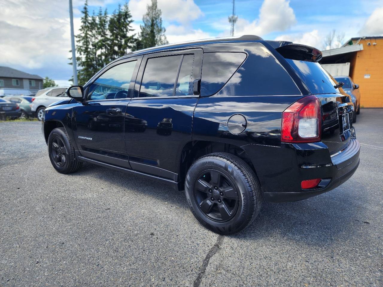 Used 2015 Jeep Compass Latitude FWD image 9