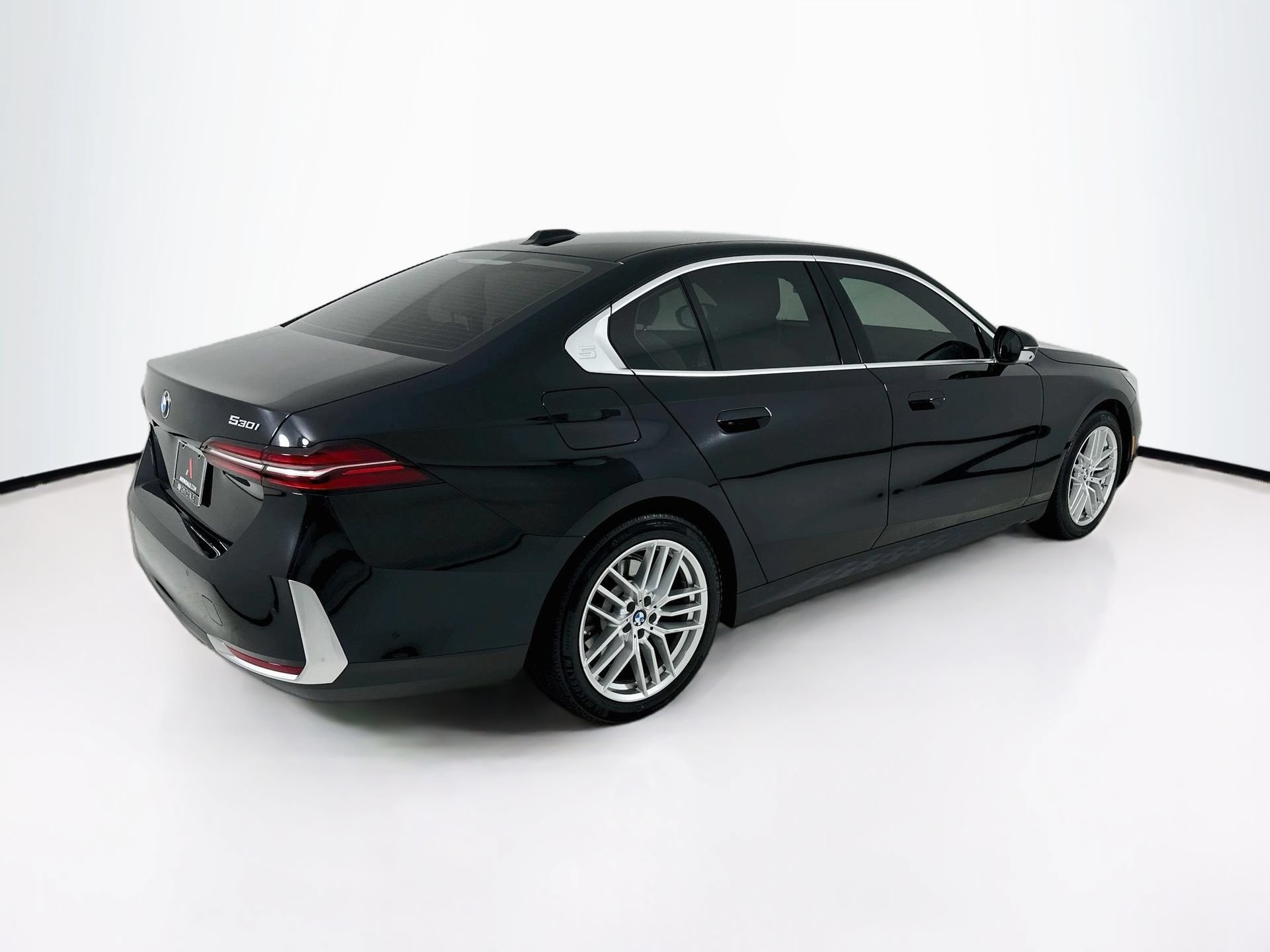 Used 2025 BMW 530i w/ Premium Package RWD image 8