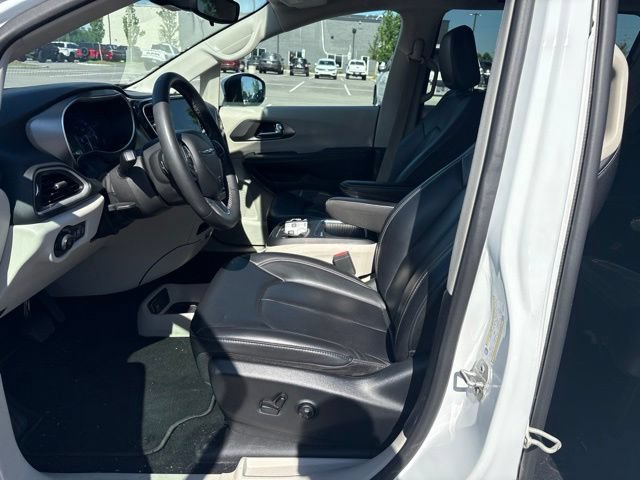 Used 2023 Chrysler Pacifica Touring-L FWD image 21