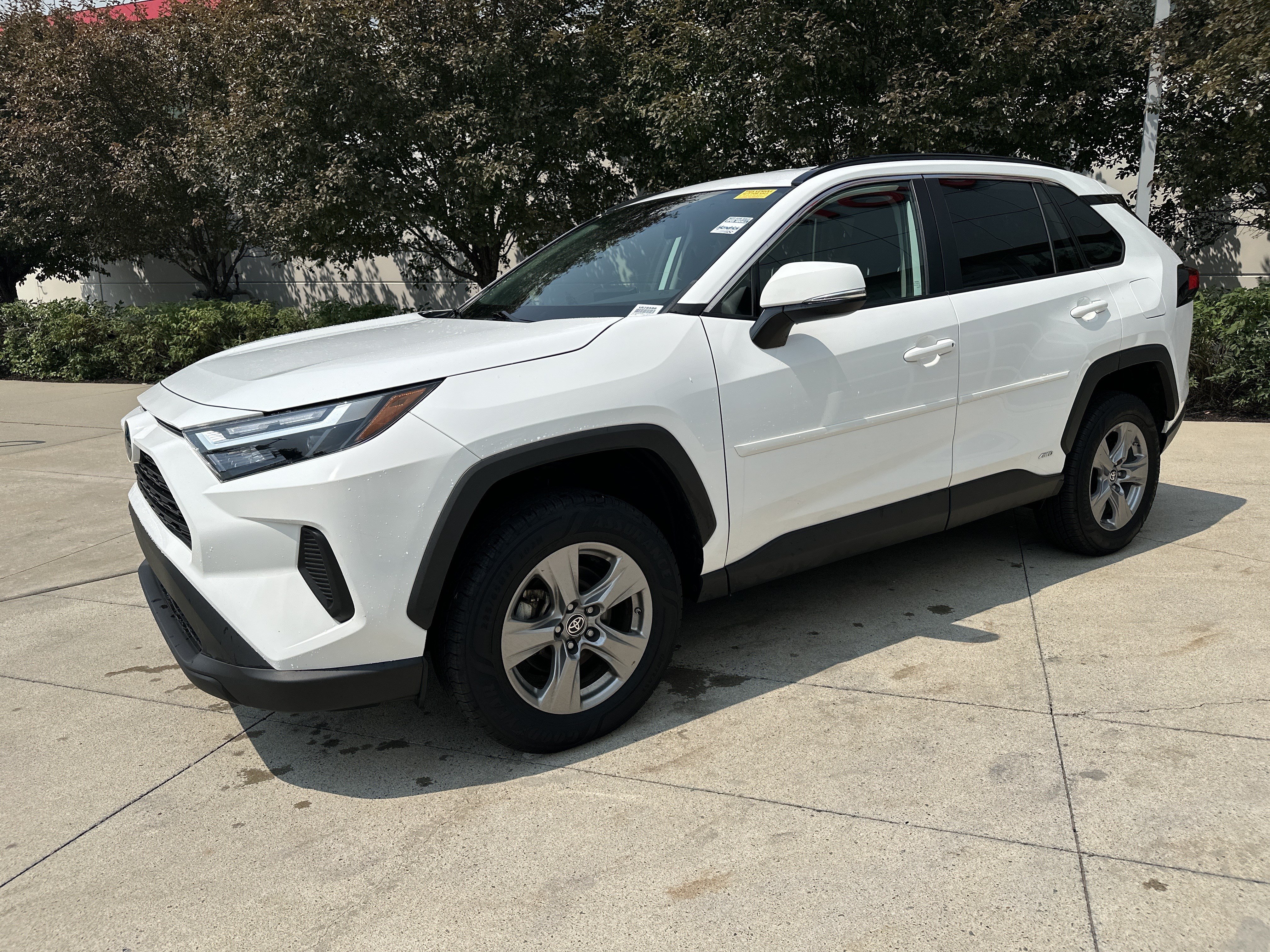 Used 2024 Toyota RAV4 LE AWD/4WD image 3