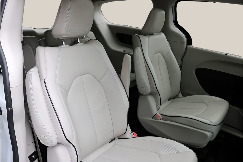 Used 2018 Chrysler Pacifica Limited w/ Advanced Safetytec Group FWD image 21