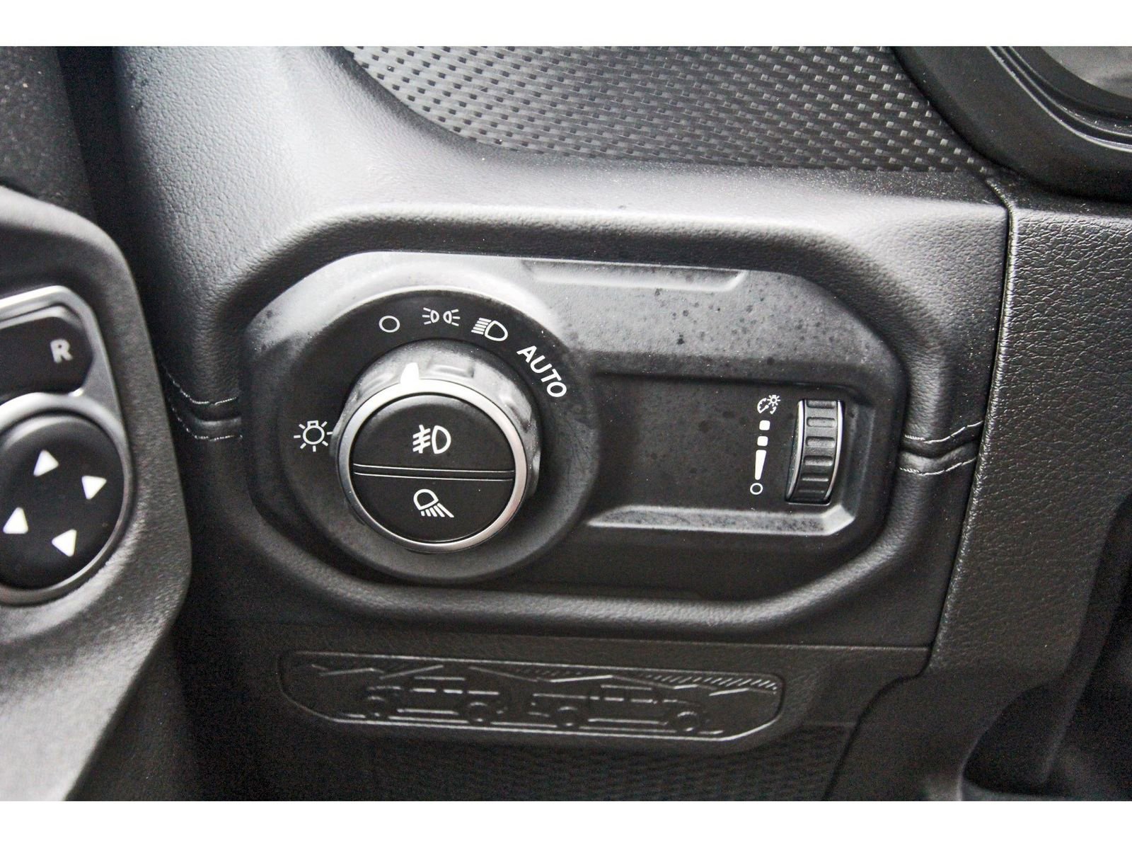 Used 2024 Jeep Gladiator Rubicon w/ Technology Group image 18