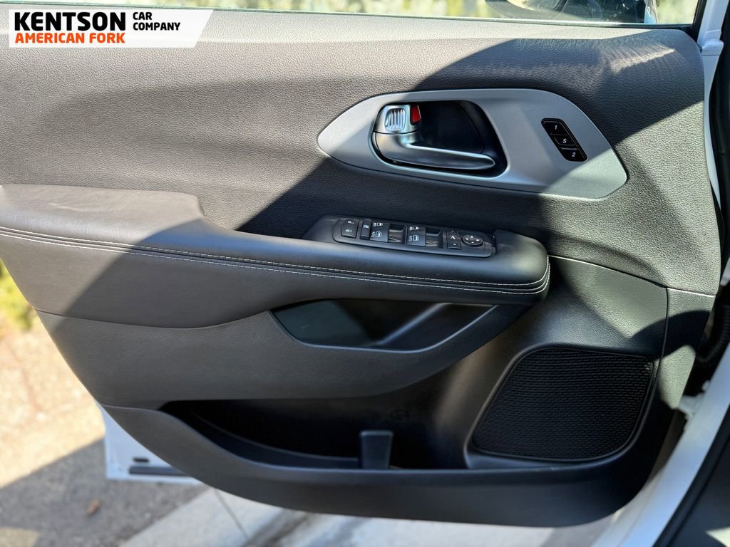 Used 2026 Chrysler Pacifica Limited image 23