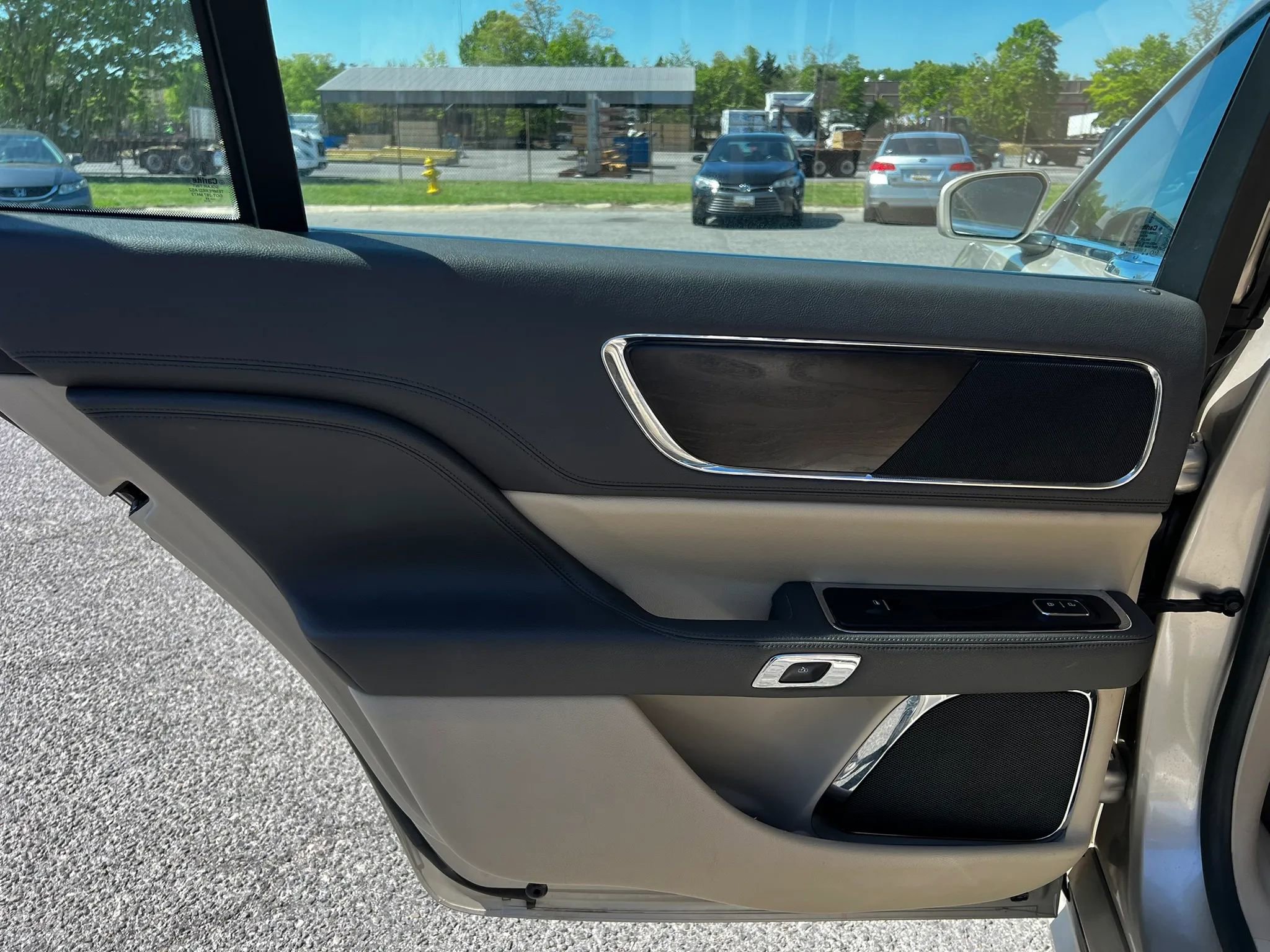 Used 2017 Lincoln Continental Reserve w/ Technology Package FWD image 25