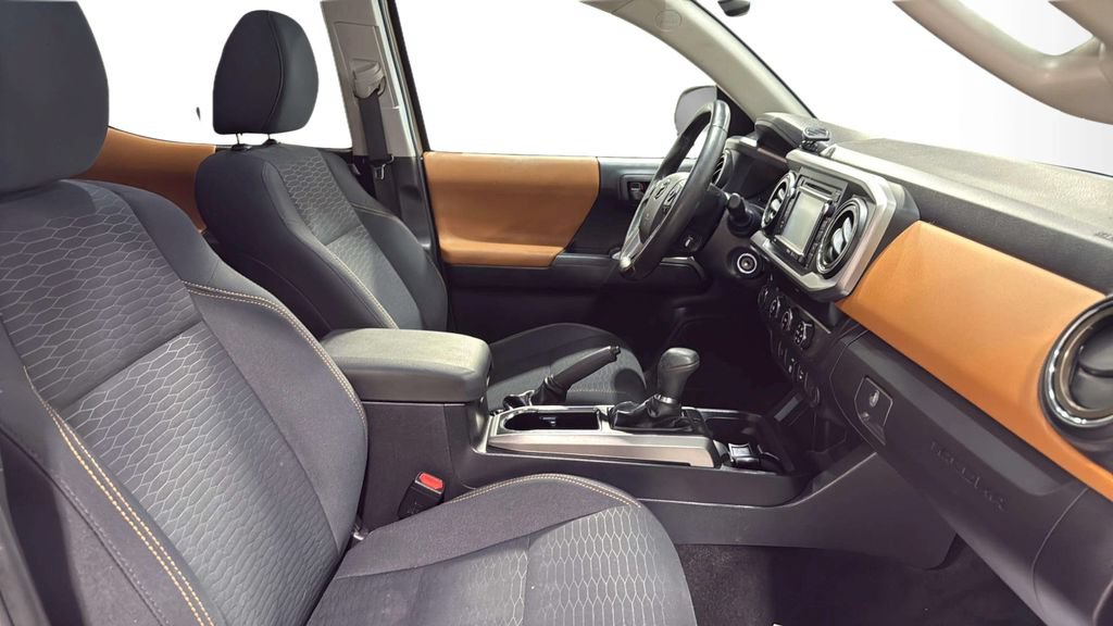 Used 2019 Toyota Tacoma SR5 AWD/4WD image 10