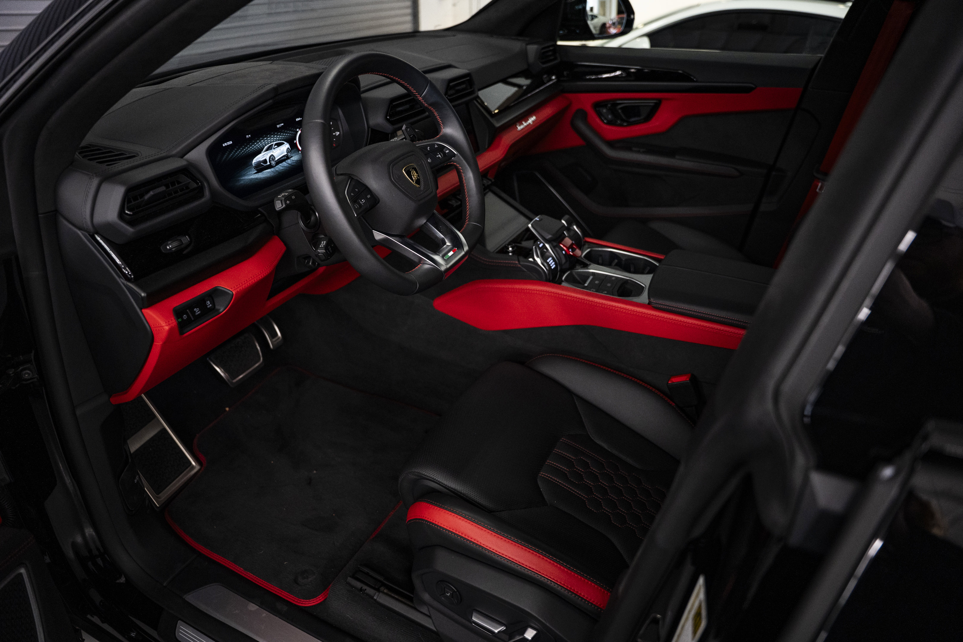 Used 2025 Lamborghini Urus SE AWD/4WD image 33