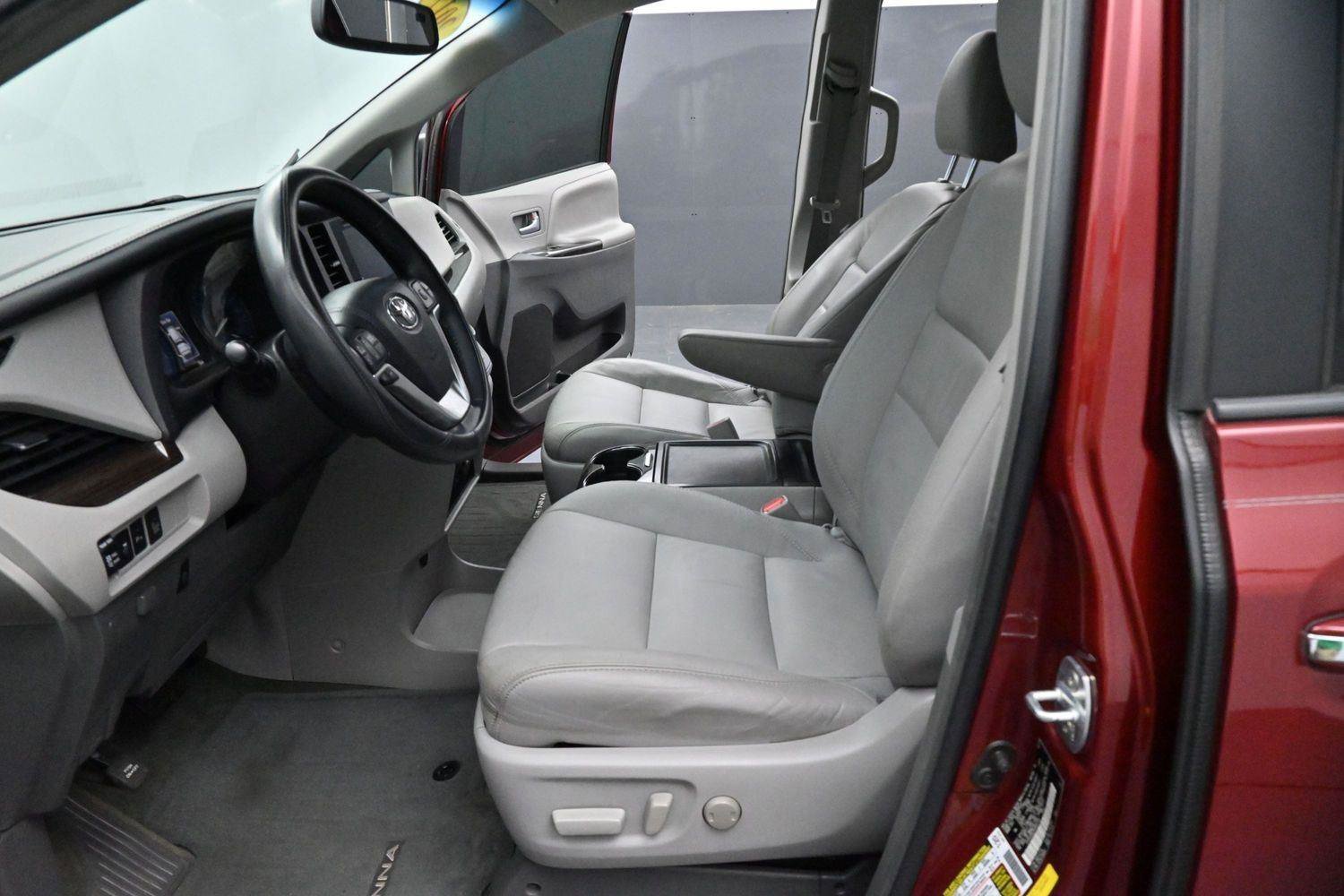 Used 2017 Toyota Sienna XLE w/ XLE Navigation Package FWD image 15