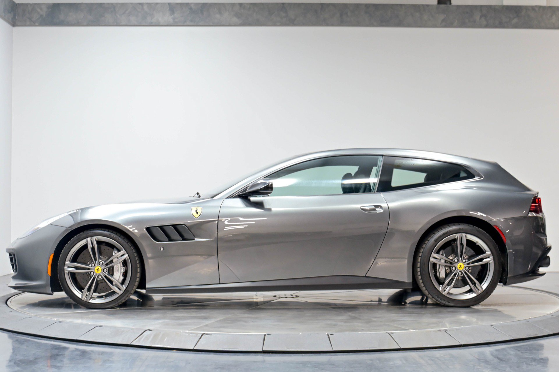 Used 2017 Ferrari GTC4Lusso AWD/4WD image 64