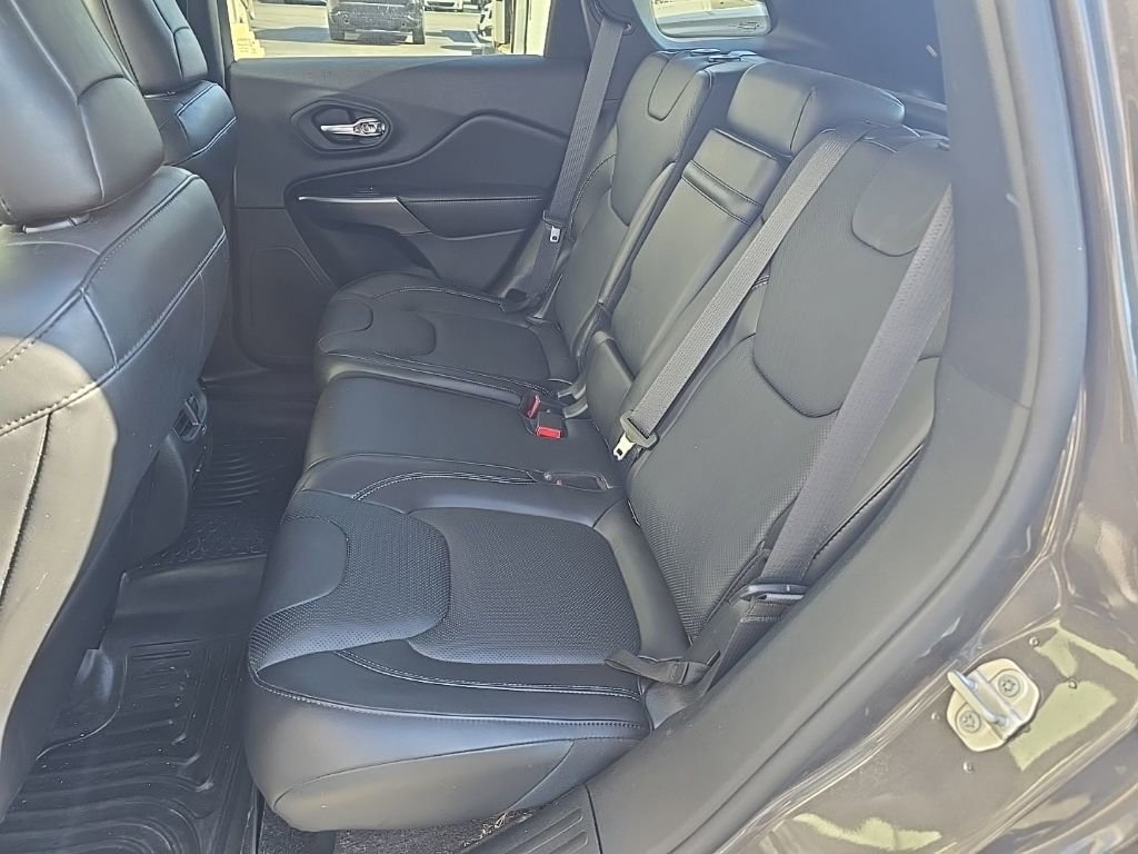 Used 2019 Jeep Cherokee Overland w/ Technology Group AWD/4WD image 9
