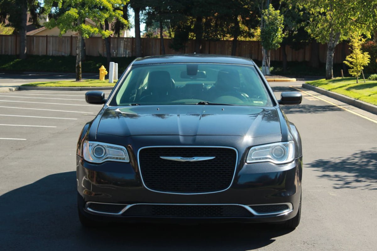 Used 2015 Chrysler 300 Limited RWD image 2