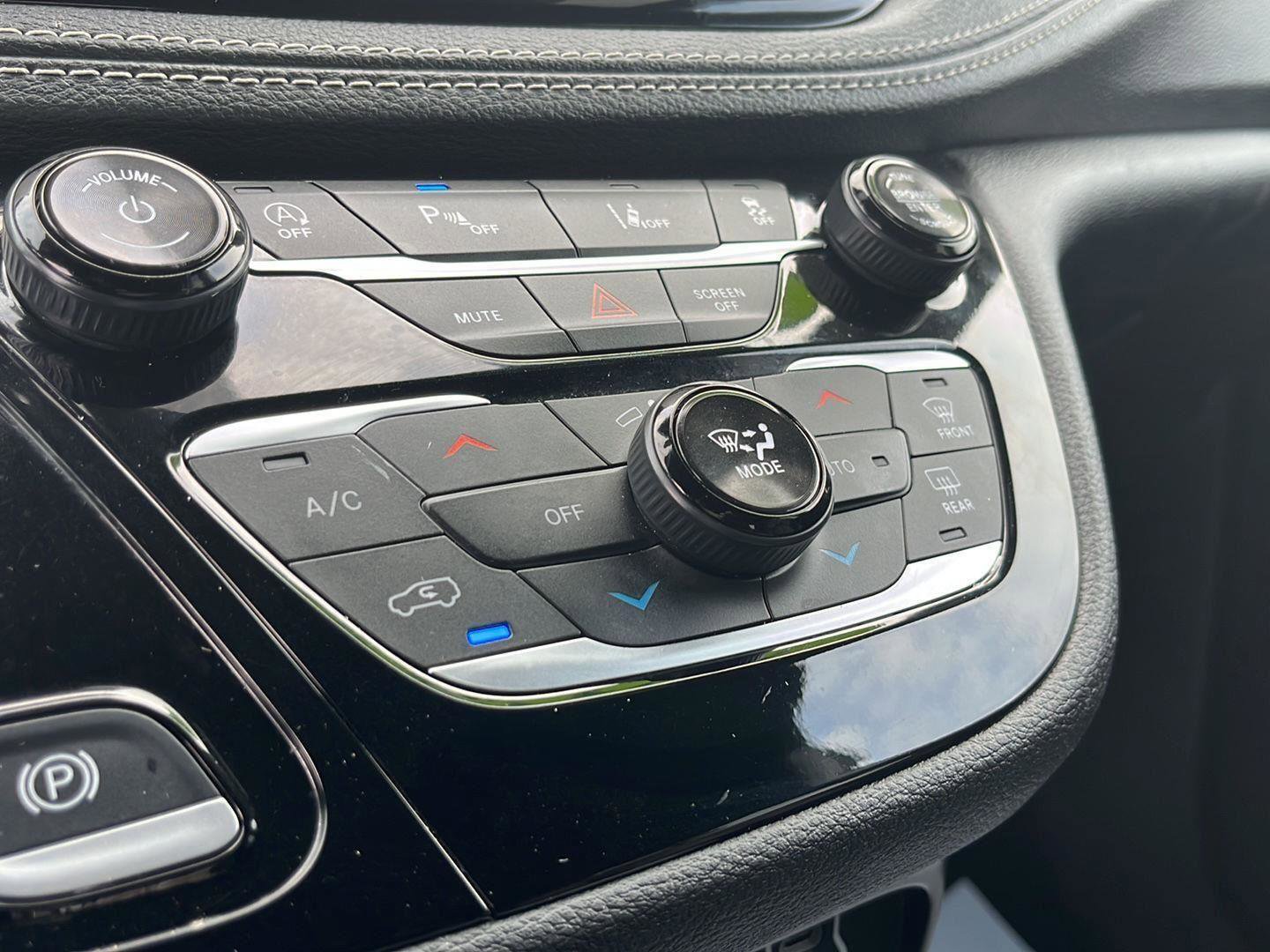 Used 2025 Chrysler Pacifica Select image 18