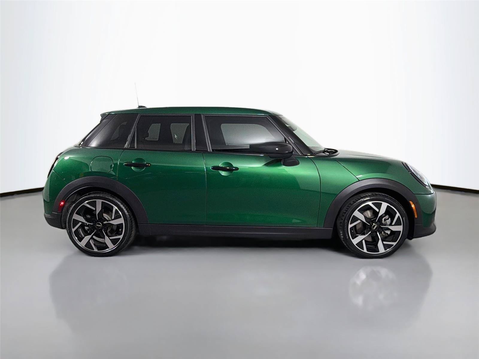Used 2025 MINI Cooper 4-Door Hardtop FWD image 4