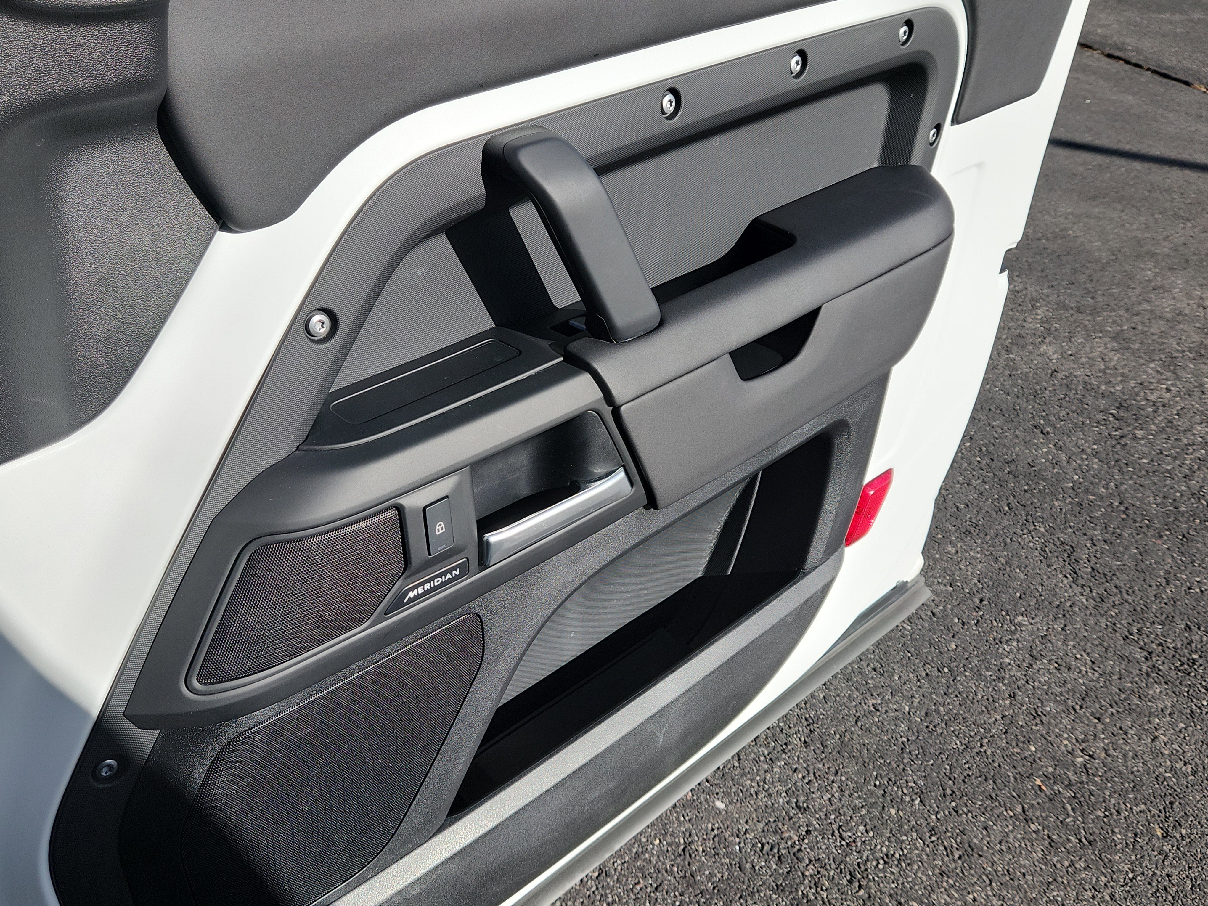 Used 2025 Land Rover Defender 90 S image 20