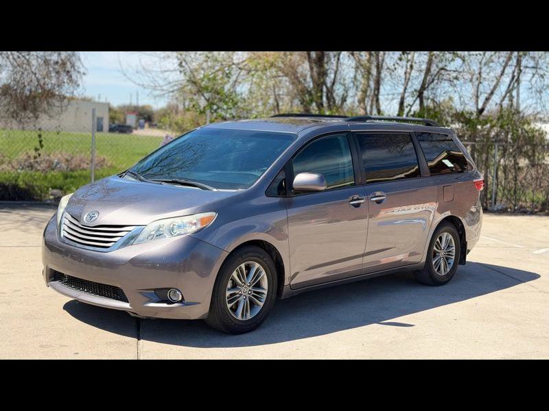 Used 2015 Toyota Sienna XLE image 1