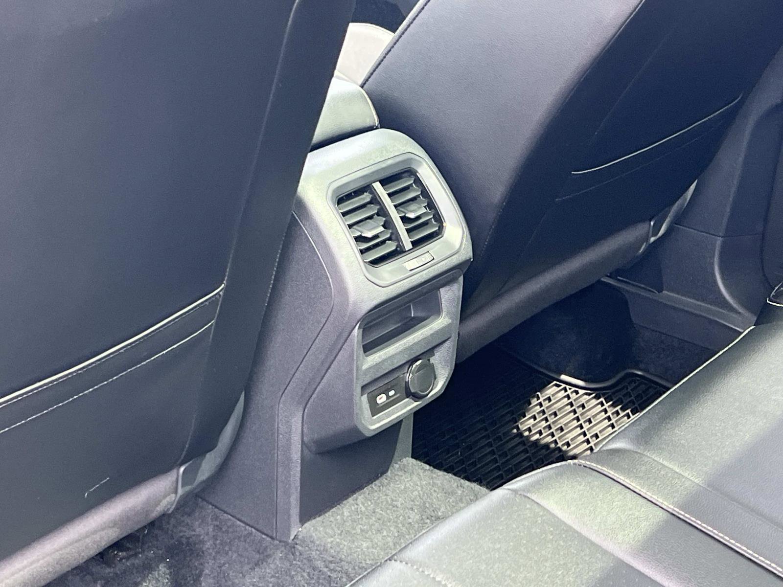 Certified 2022 Volkswagen Tiguan SE R-Line FWD image 23
