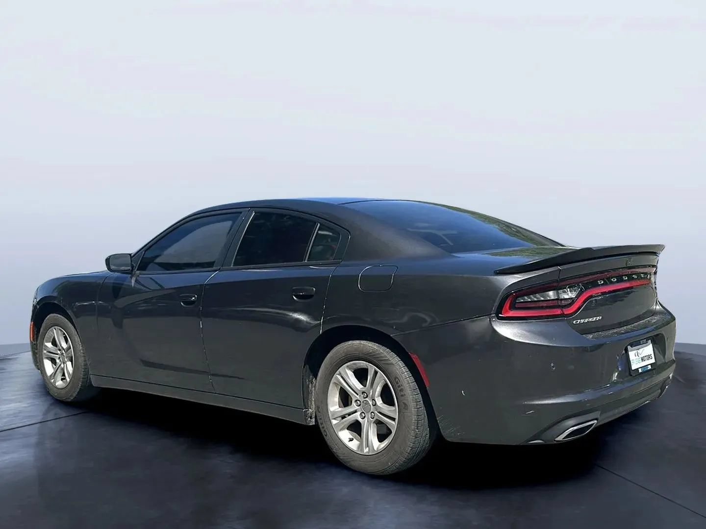 Used 2019 Dodge Charger SXT RWD image 3
