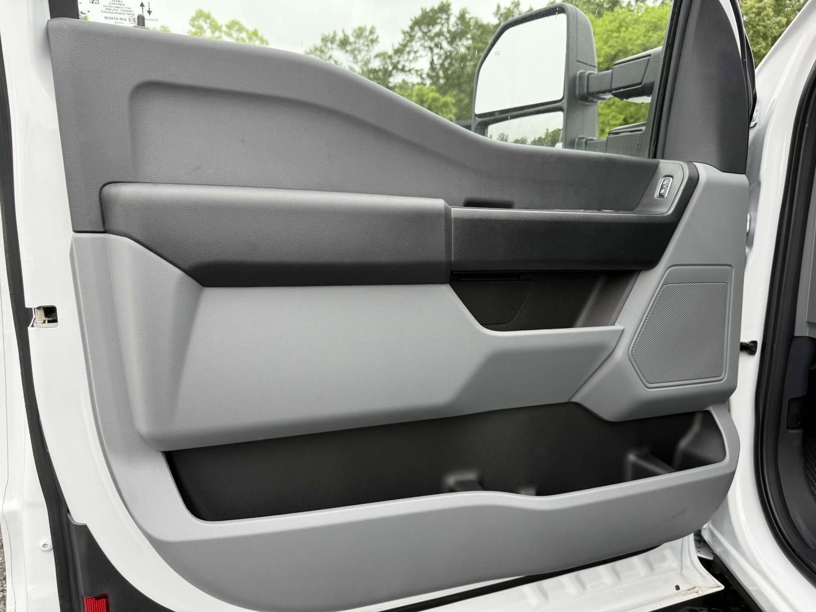 New 2025 Ford F550 4x4 SuperCab Super Duty image 8