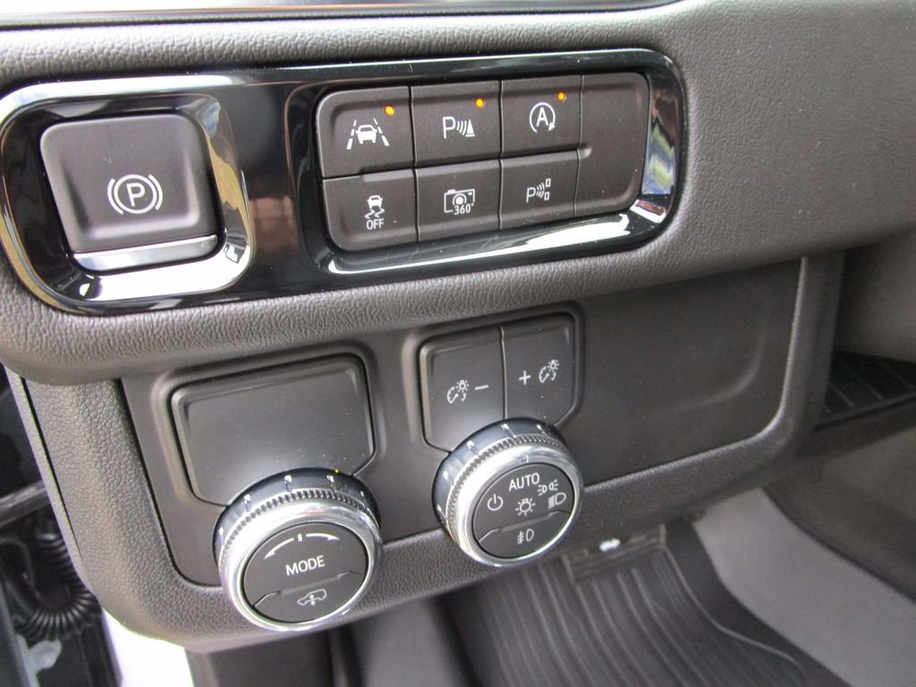 New 2026 GMC Yukon XL Denali w/ Sun & Power Step Package image 27