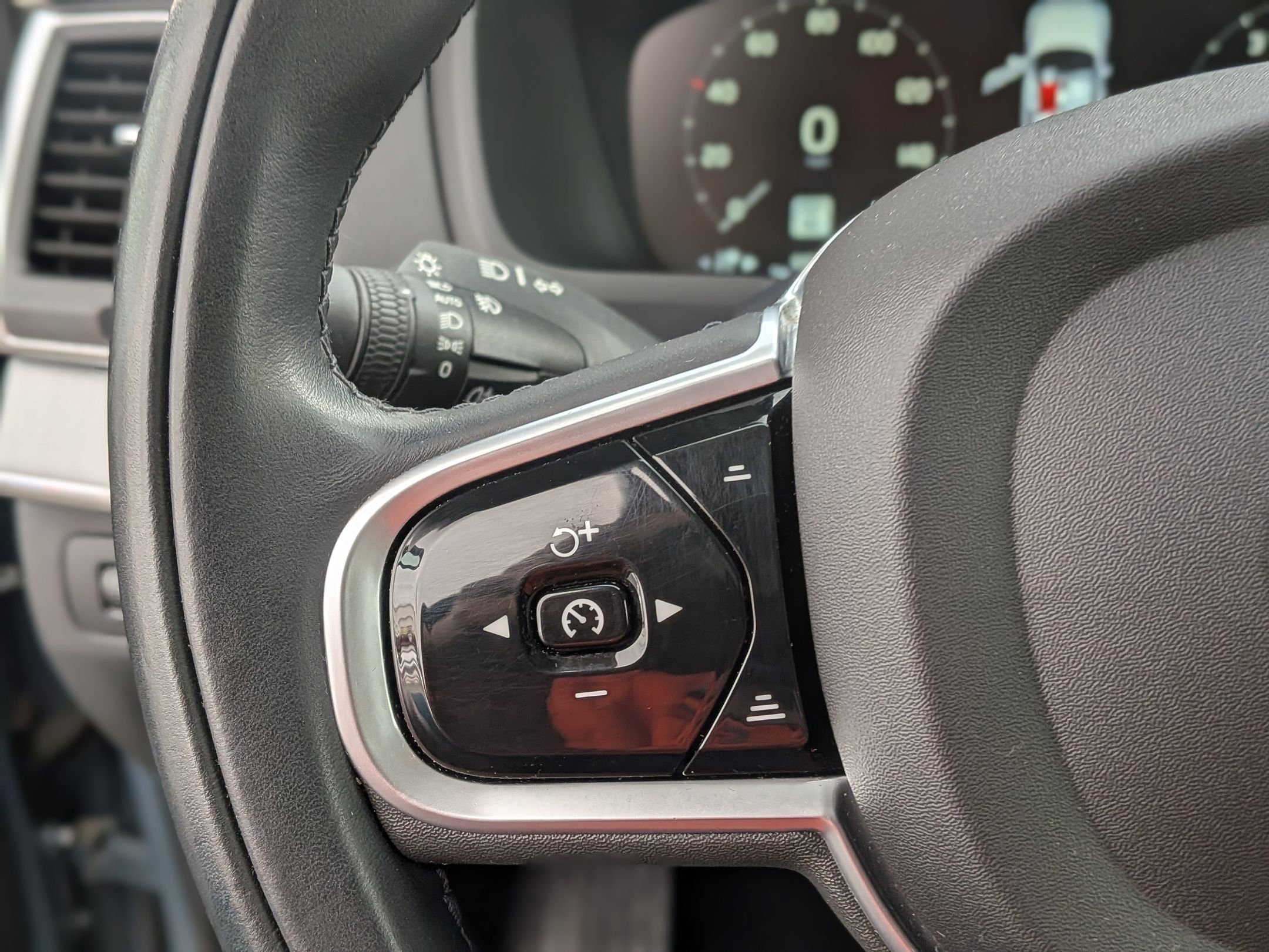 Used 2022 Volvo XC90 T5 Momentum w/ Climate Package image 21