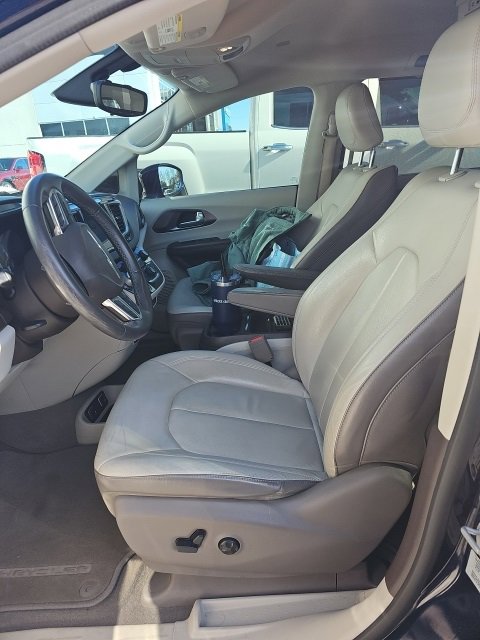 Used 2017 Chrysler Pacifica Touring-L image 8