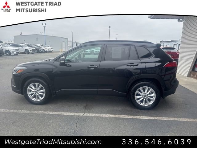 Used 2024 Toyota Corolla Cross LE w/ Moonroof Package FWD image 5