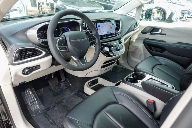Used 2024 Chrysler Pacifica Select image 11