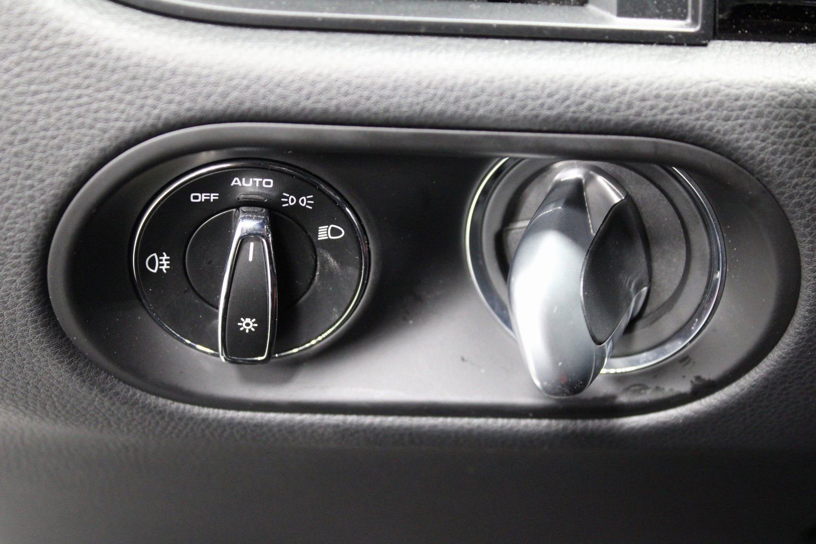 Certified 2025 Porsche Macan image 31