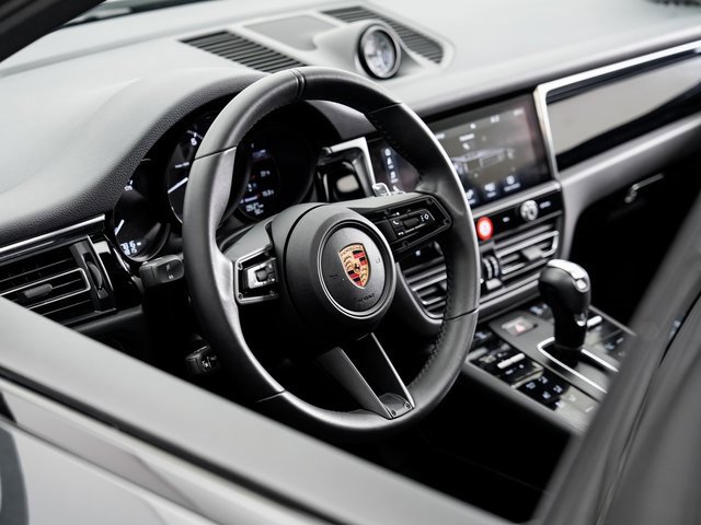 Certified 2025 Porsche Macan image 9