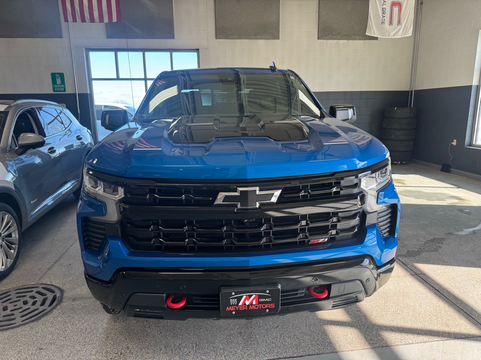 Used 2024 Chevrolet Silverado 1500 LT Trail Boss w/ LT Trail Boss Premium Package AWD/4WD image 2