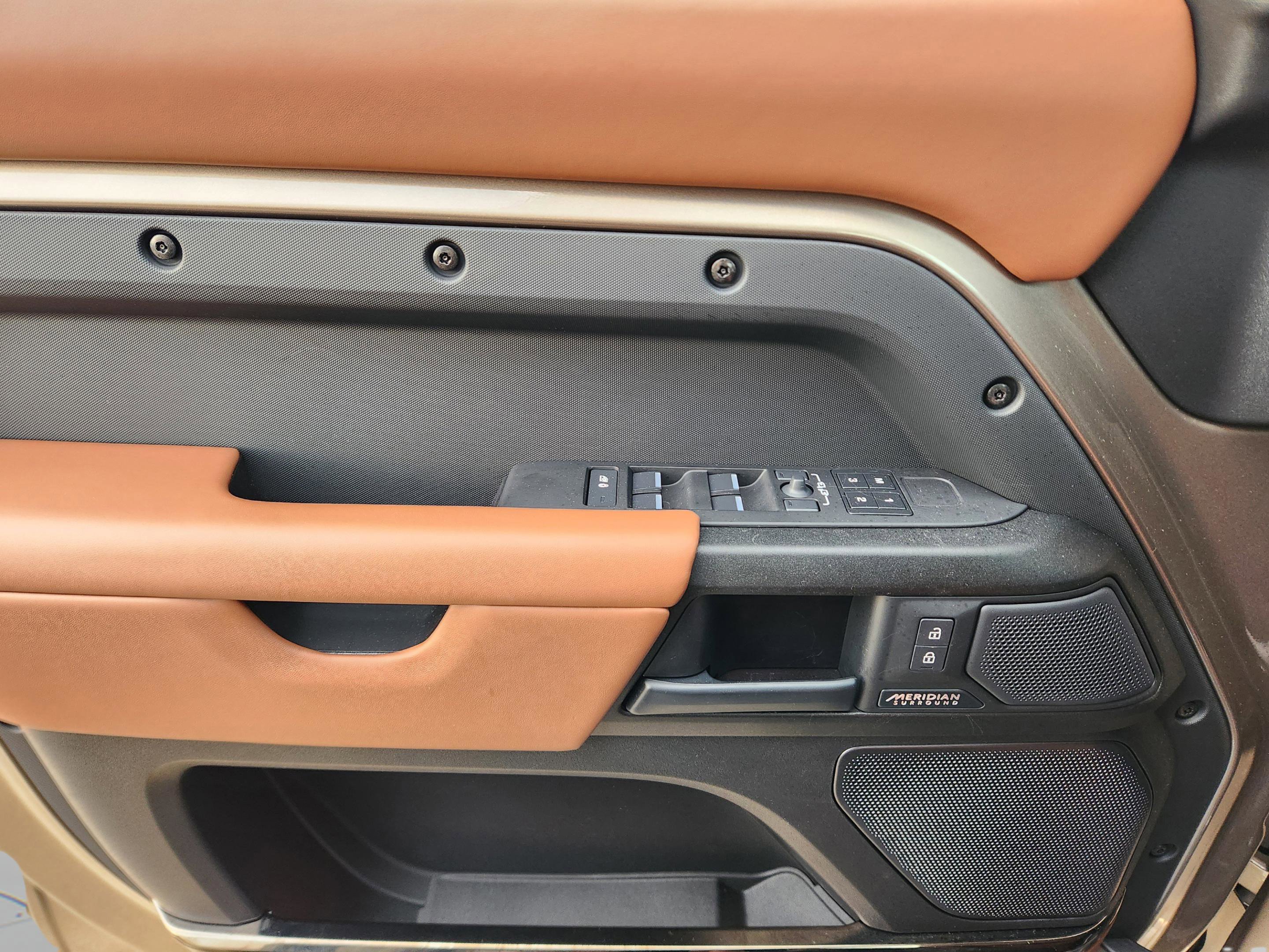 Used 2025 Land Rover Defender 110 image 19