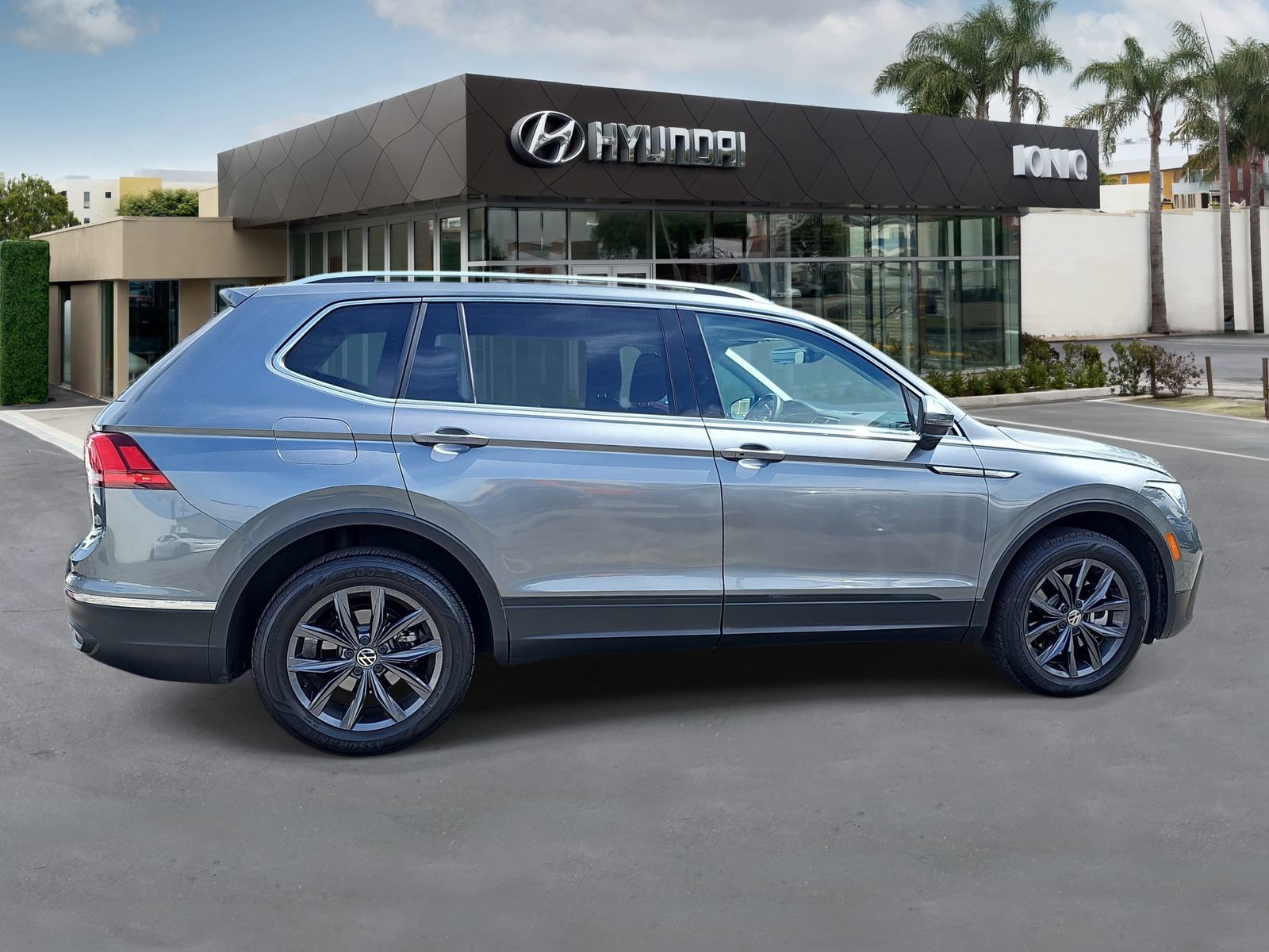 Used 2022 Volkswagen Tiguan SE image 2